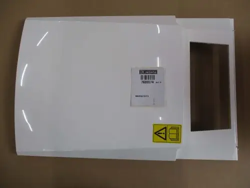 Weißes Kunststoffteil mit Öffnung auf der rechten Seite, gekennzeichnet mit einem Remeha-Label und Warnsymbol.